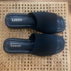 New! Leevar slides size 8 Black